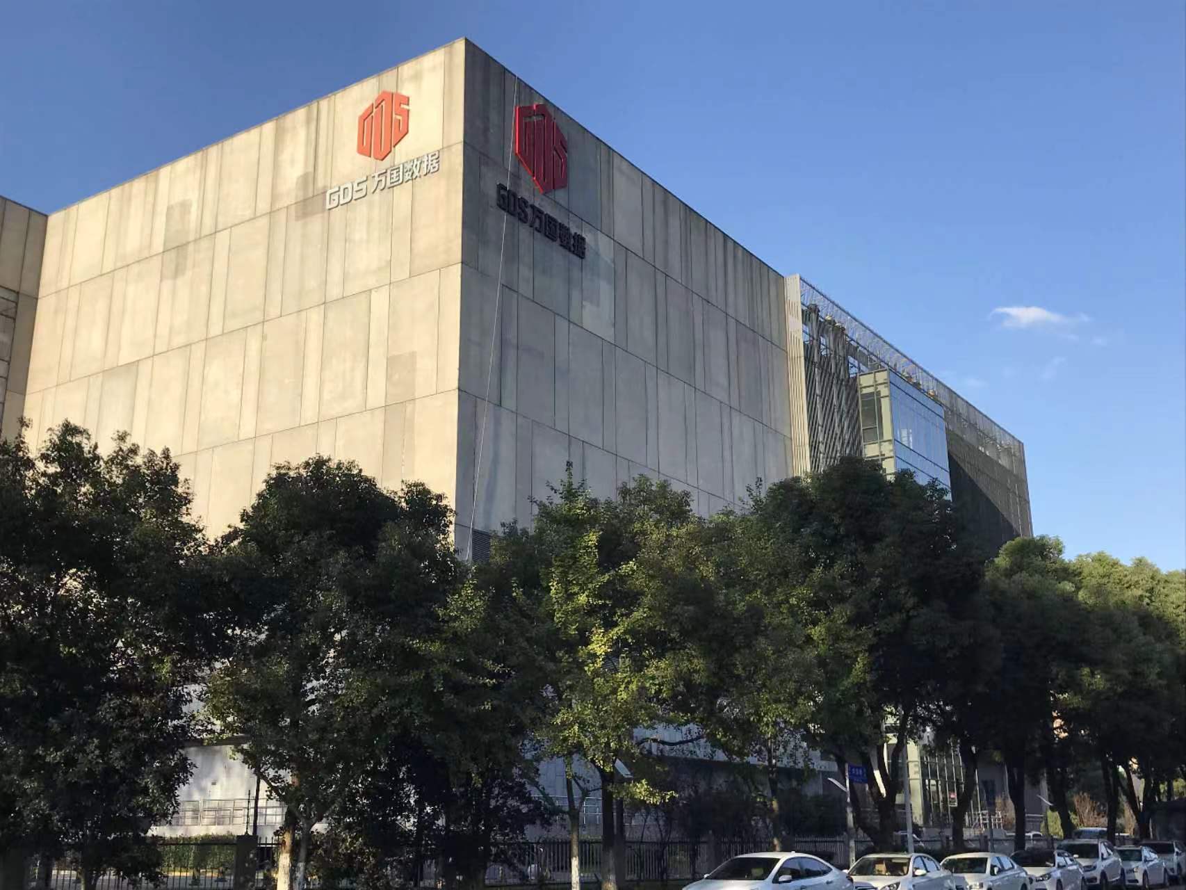 上海楼顶大字制作安装公司哪家好？高空广告标识工程全攻略